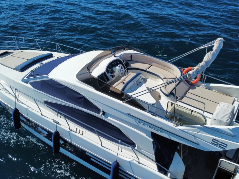 Uthyrning Motorbåt  Azimut med en båtlicens 