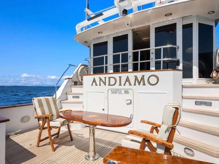 Uthyrning Lyx yacht Broward med en båtlicens 