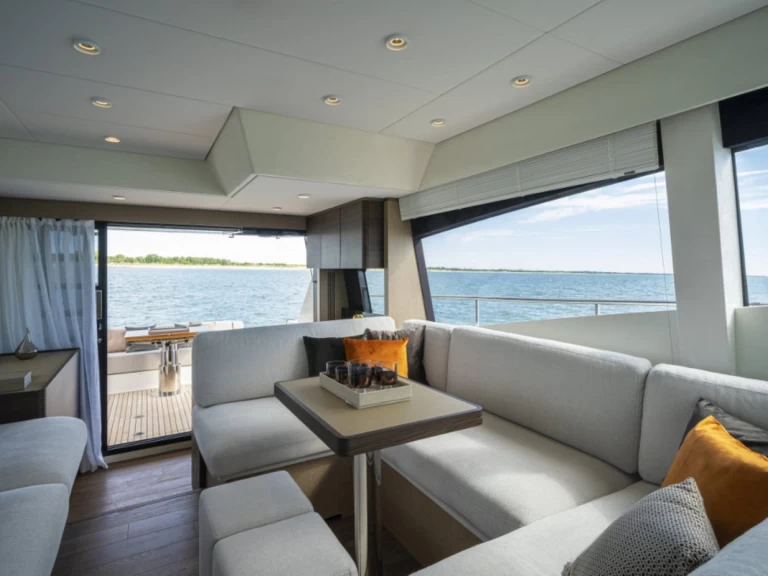 Uthyrning Lyx yacht Ferretti med en båtlicens 