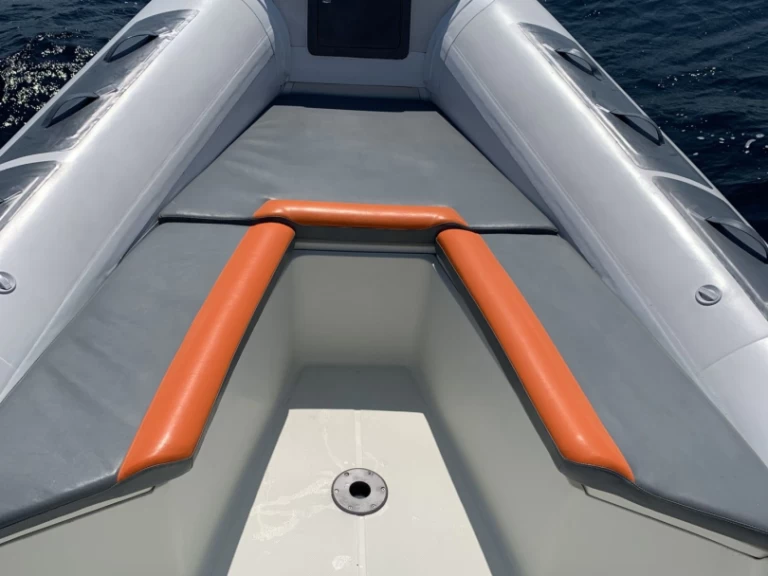 Kardis THUNDERBIRD 780 charter bareboat eller skeppad i Hyeres