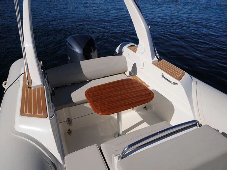 Yacht charter Hyeres billig Capelli 770