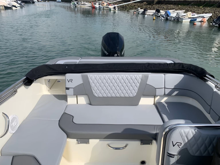 Hyr en Bayliner VR6 OB Portimão 
