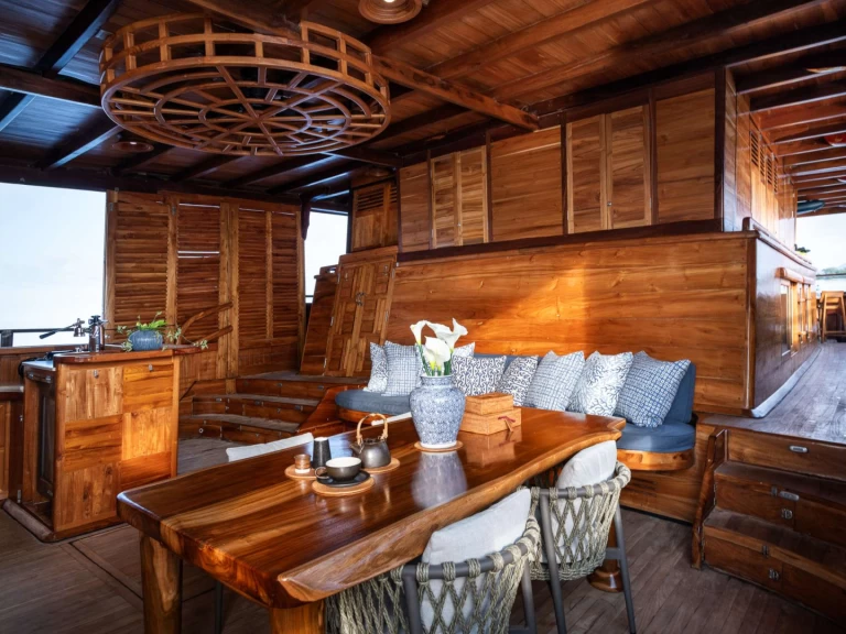  SEQUOIA charter bareboat eller skeppad i Komodo