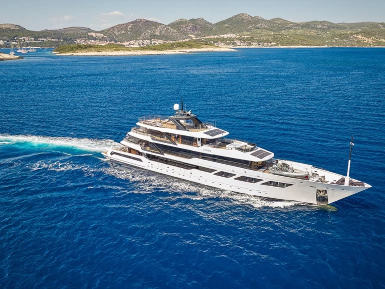 Uthyrning Lyx yacht Custom Made med en båtlicens 