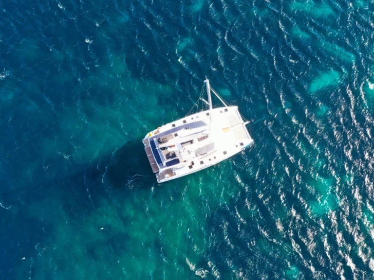 Fountaine Pajot Aura 51 charter bareboat eller skeppad i Donji Seget