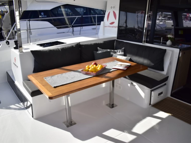Uthyrning Katamaran  Fountaine Pajot med en båtlicens 