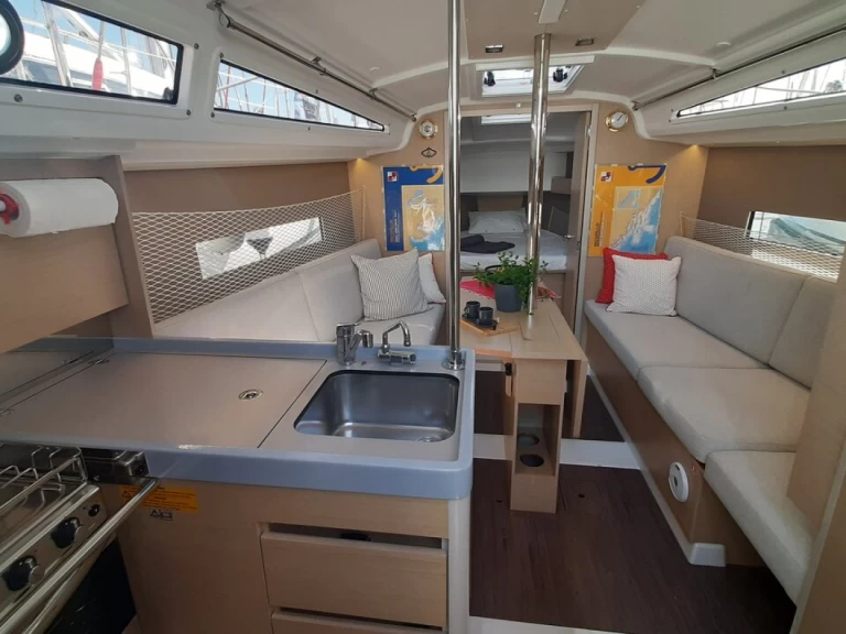 Uthyrning Segelbåt  Bénéteau med en båtlicens 