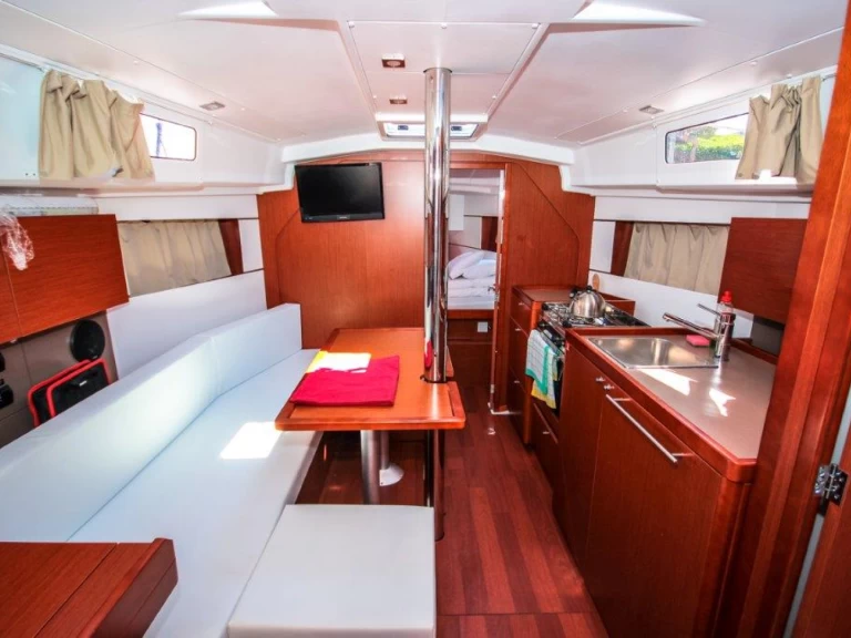 Bénéteau Oceanis 35 charter bareboat eller skeppad i Pomer