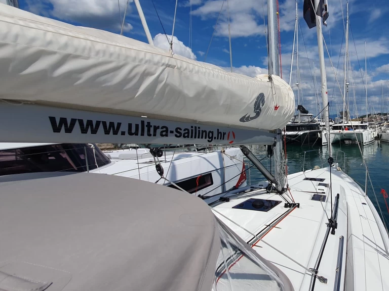 Bénéteau Oceanis 37.1 charter bareboat eller skeppad i Split 