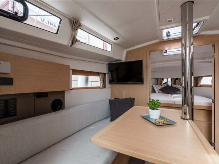 Bénéteau Oceanis 38.1 charter bareboat eller skeppad i Split 