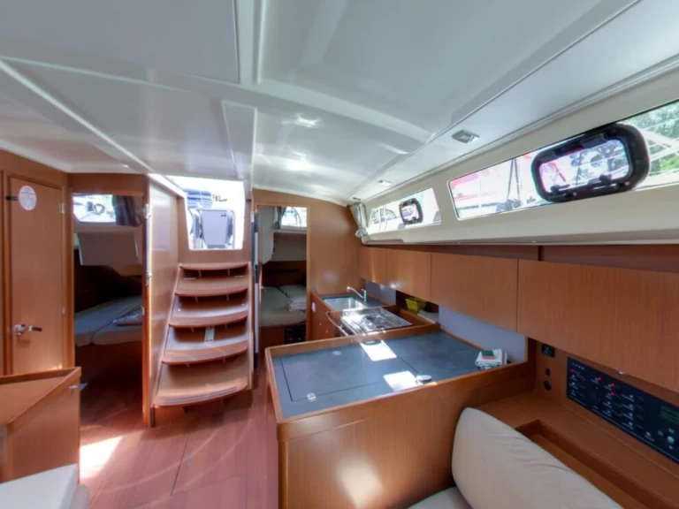 Båtuthyrning Bénéteau Oceanis 38.1 i Komolac på Samboat 