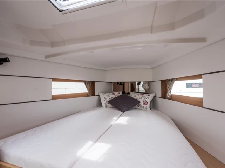 Bénéteau Oceanis 38.1 charter bareboat eller skeppad i Komolac