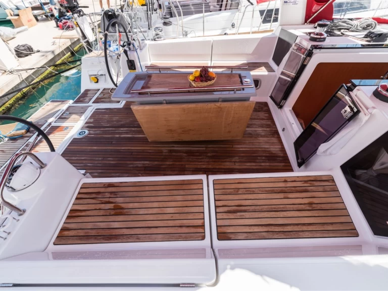 Hyr en Bénéteau Oceanis 45 Split  