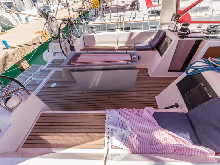 Bénéteau Oceanis 48 charter bareboat eller skeppad i Pomer