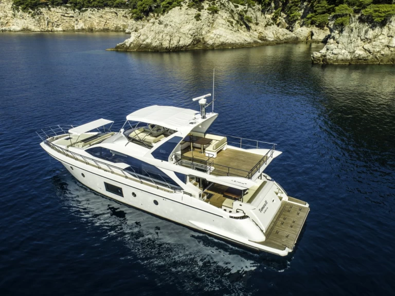 Azimut Azimut 66 charter bareboat eller skeppad i Trogir 