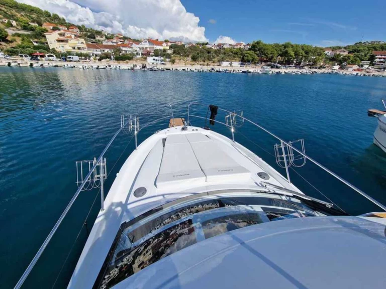 Odysseya Yachts Platinum 40 charter bareboat eller skeppad i Murter-Kornati