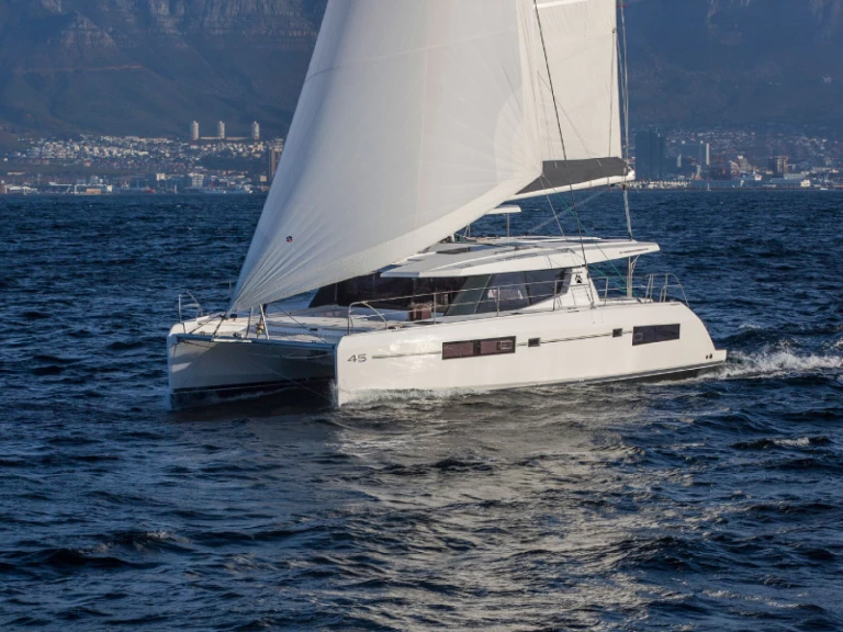 Leopard Leopard 45 charter bareboat eller skeppad i Ao Po