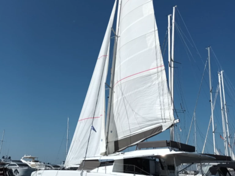 Hyra Katamaran  med eller utan skeppare Fountaine Pajot Alimos 