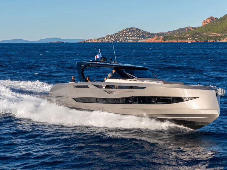 Hyra Motorbåt  med eller utan skeppare Cayman Saint-Tropez 