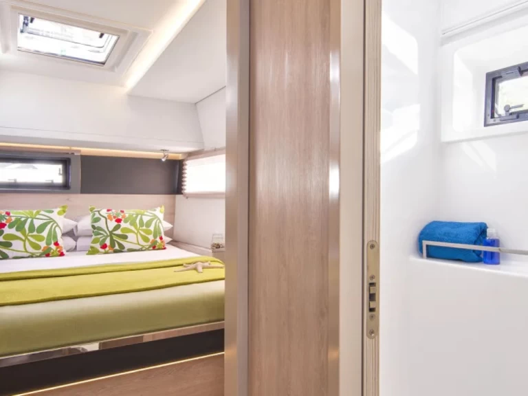 Yacht charter Piraeus billig Leopard 45