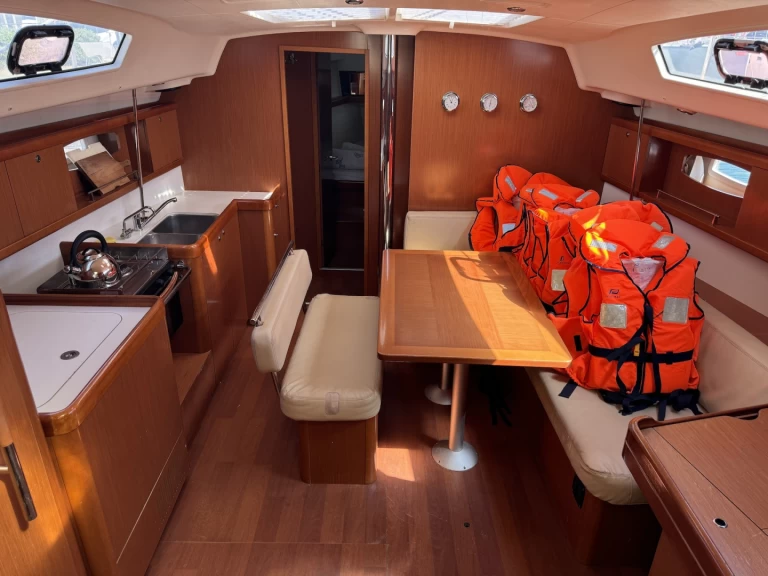 Hyr en Bénéteau Oceanis 43 Sukošan 