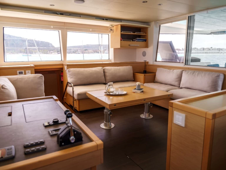 Lagoon Taipan charter bareboat eller skeppad i Sardinien