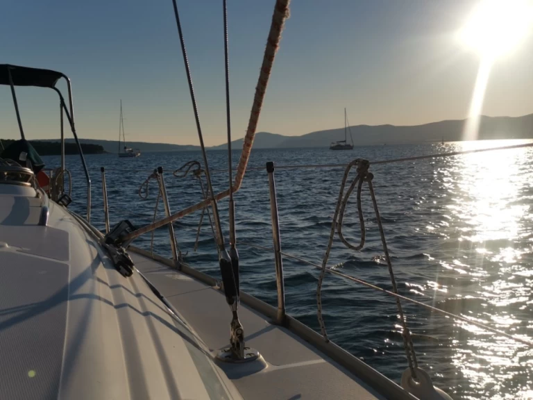 Sas Vektor 36 charter bareboat eller skeppad i Värld