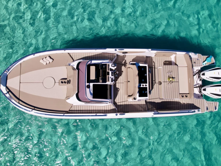 Ranieri 330 LX charter bareboat eller skeppad i Marina Ibiza