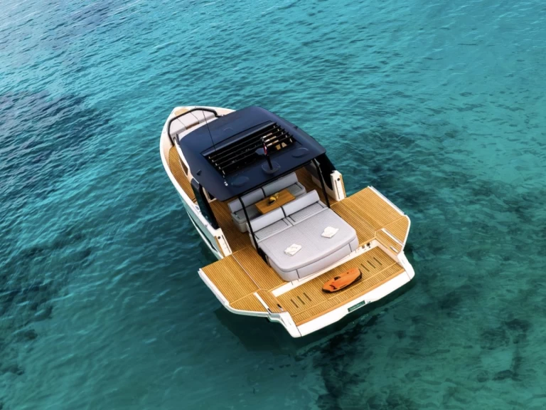 Cranchi A46 charter bareboat eller skeppad i Marina Ibiza