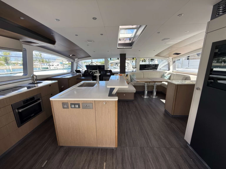 Xquisite Yachts Flying Whale charter bareboat eller skeppad i Bahamas 