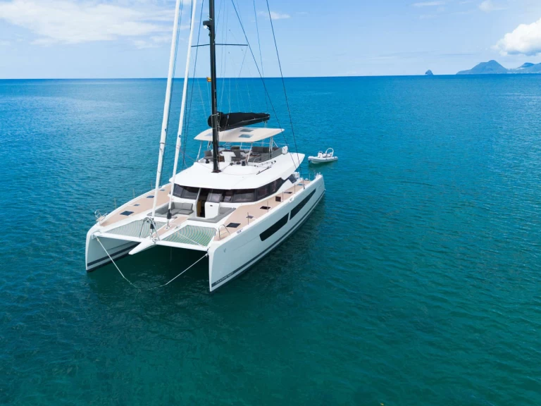 Hyra Lyx yacht med eller utan skeppare Fountaine Pajot Karibien 