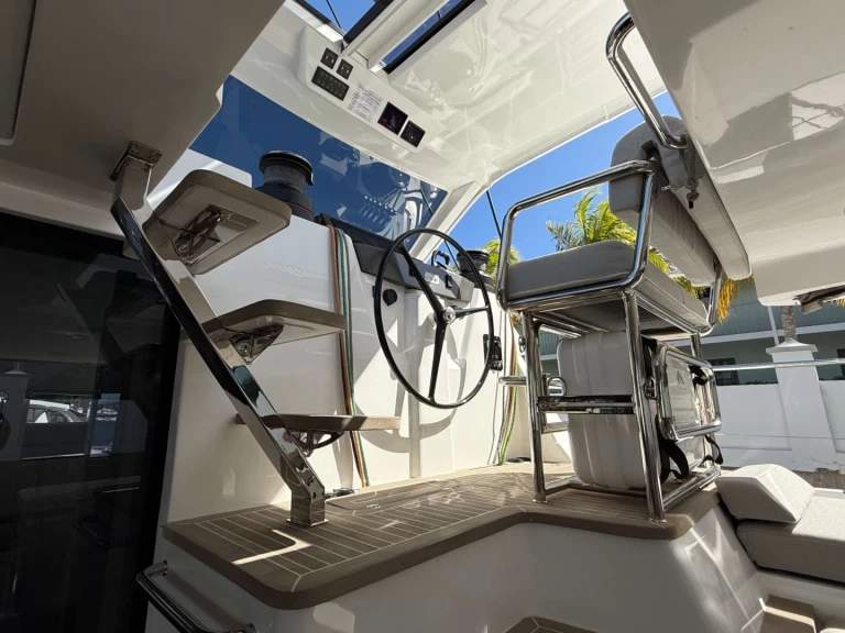 Xquisite Yachts Flying Whale charter bareboat eller skeppad i Bahamas 