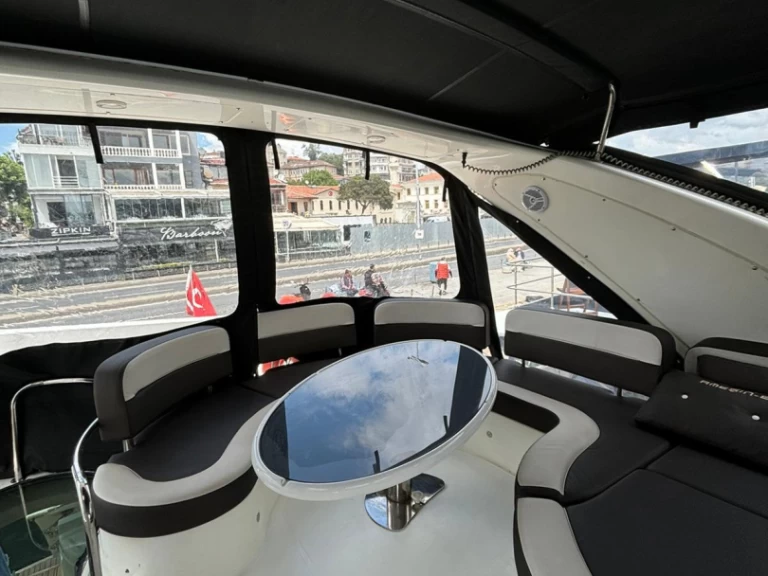 Uthyrning Lyx yacht Custom Made med en båtlicens 