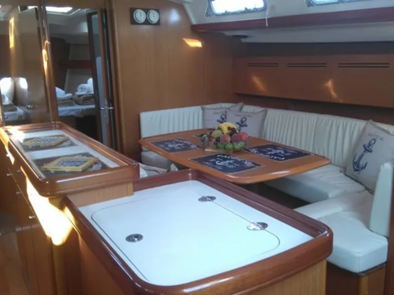 Båtuthyrning Bénéteau Cyclades 50.4 i Alimos på Samboat 