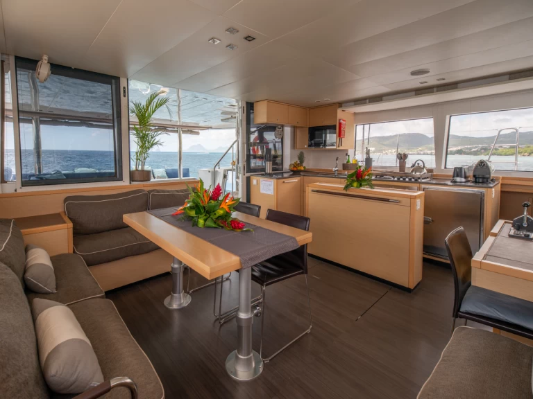 Lagoon Lagoon 560 charter bareboat eller skeppad i Ajaccio