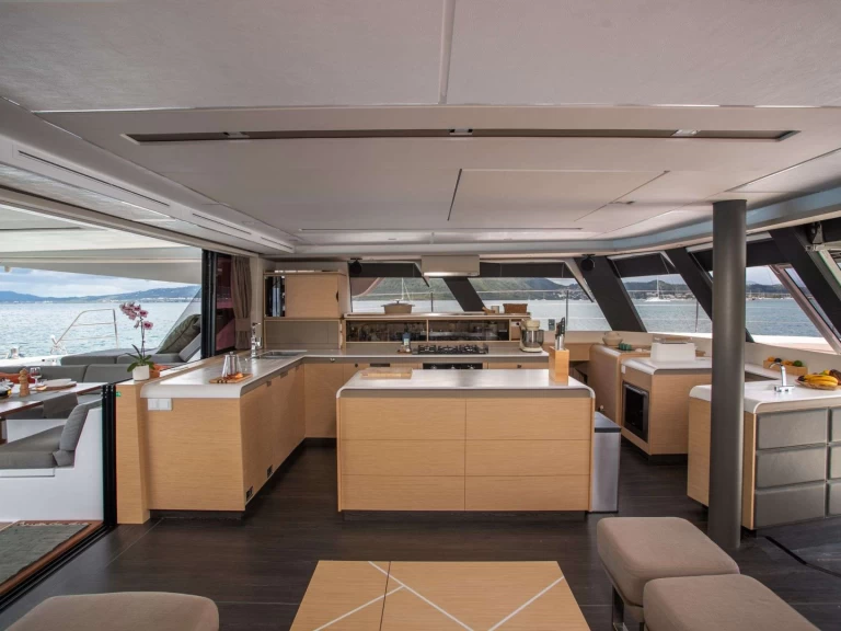 Hyr en Fountaine Pajot OKINAWA Karibien 