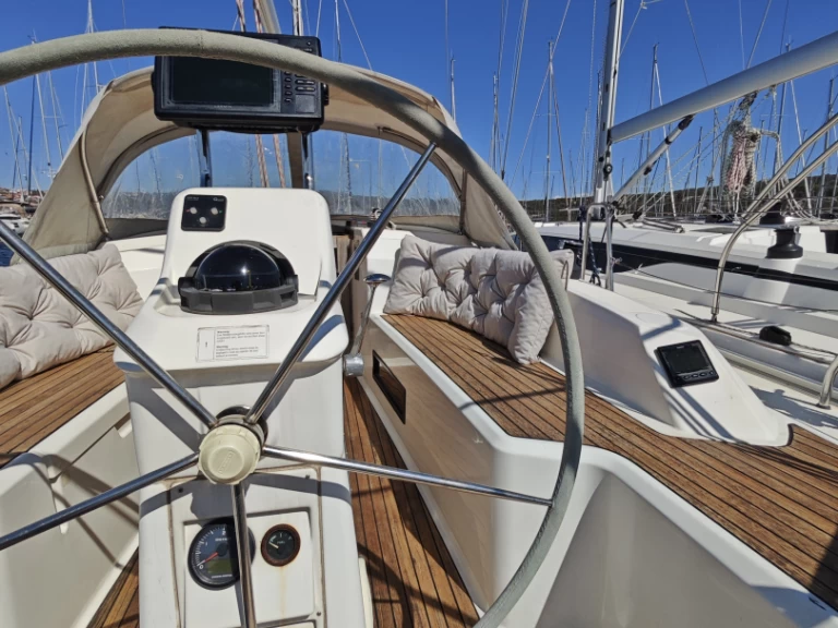 Bavaria Cruiser 33 charter bareboat eller skeppad i Punat