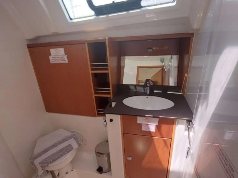 Bavaria Cruiser 41 charter bareboat eller skeppad i Gouvia