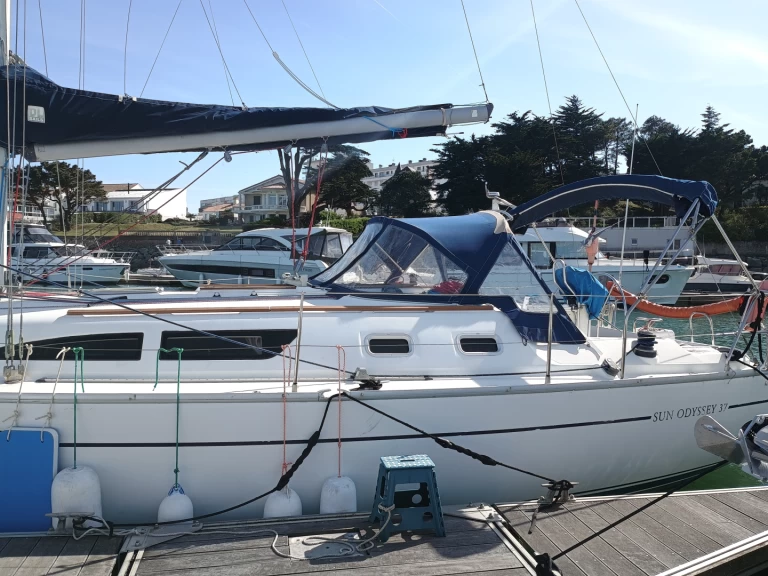 Jeanneau Sun Odyssey 37 charter bareboat eller skeppad i Saint-Gilles-Croix-de-Vie
