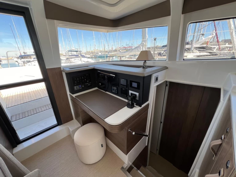 Bali Bali 4.2 charter bareboat eller skeppad i Porto Cervo