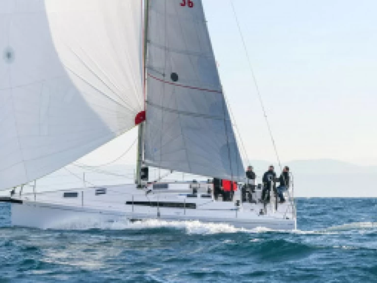 Bénéteau First 36 charter bareboat eller skeppad i Arzon
