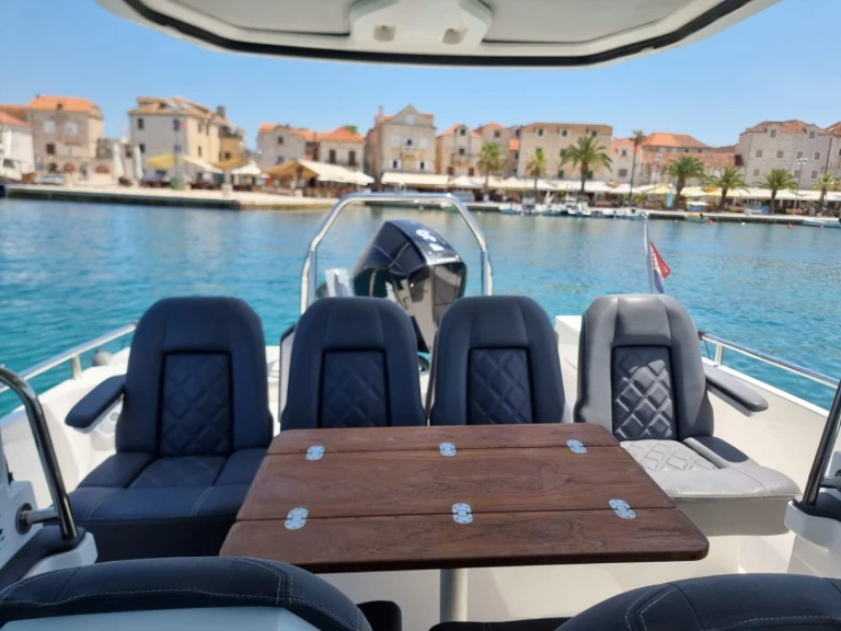 Axopar Axopar 28 T-Top charter bareboat eller skeppad i Trogir 