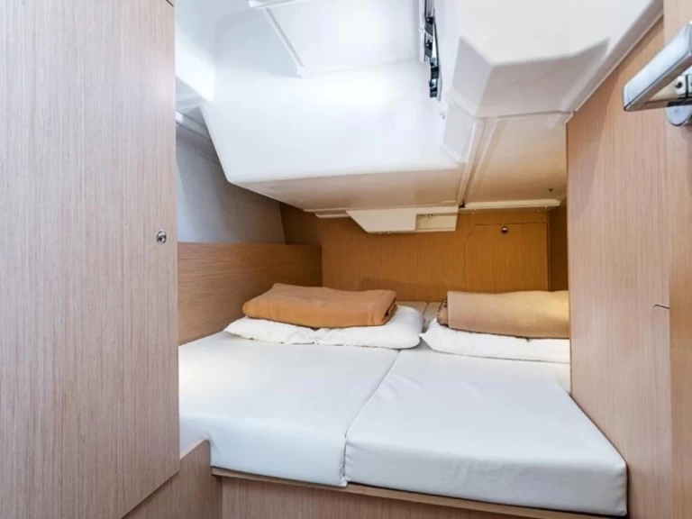 Bénéteau Oceanis 38 charter bareboat eller skeppad i Empuriabrava