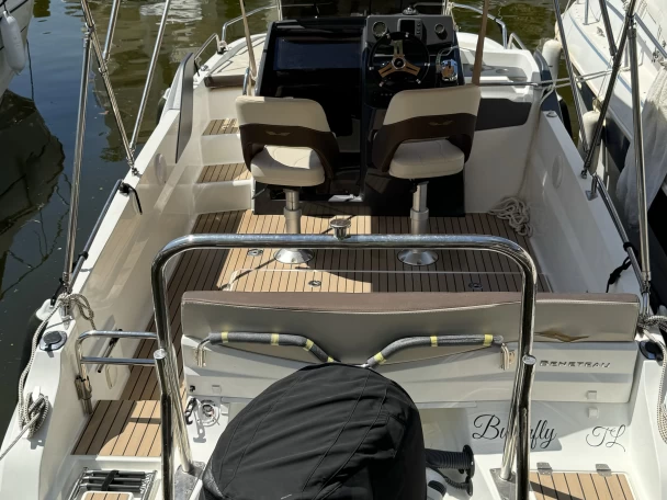 Bénéteau Flyer 6.6 SUNdeck charter bareboat eller skeppad i Mandelieu-la-Napoule