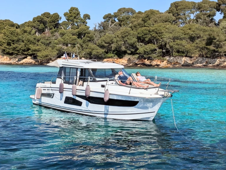 Jeanneau Merry Fisher 1095 charter bareboat eller skeppad i Cannes