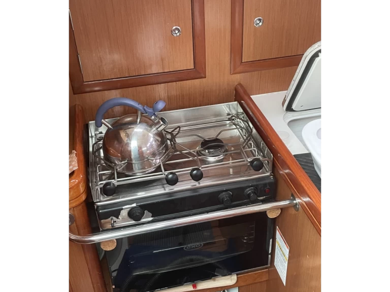 Bénéteau Oceanis 323 Clipper charter bareboat eller skeppad i Toulon