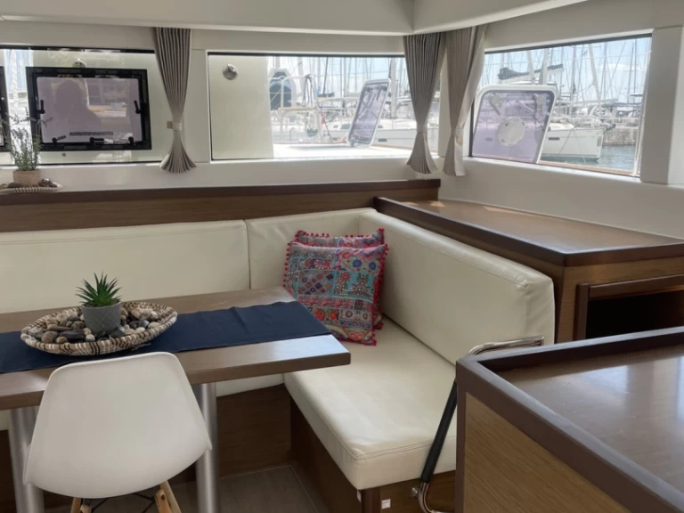 Lagoon Lagoon 40 charter bareboat eller skeppad i Alimos