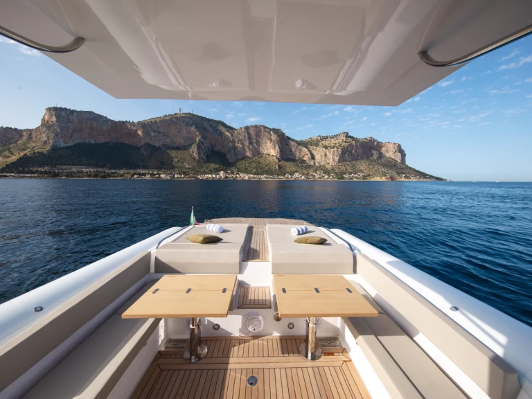 Magazzu mx 14 charter bareboat eller skeppad i Lipari