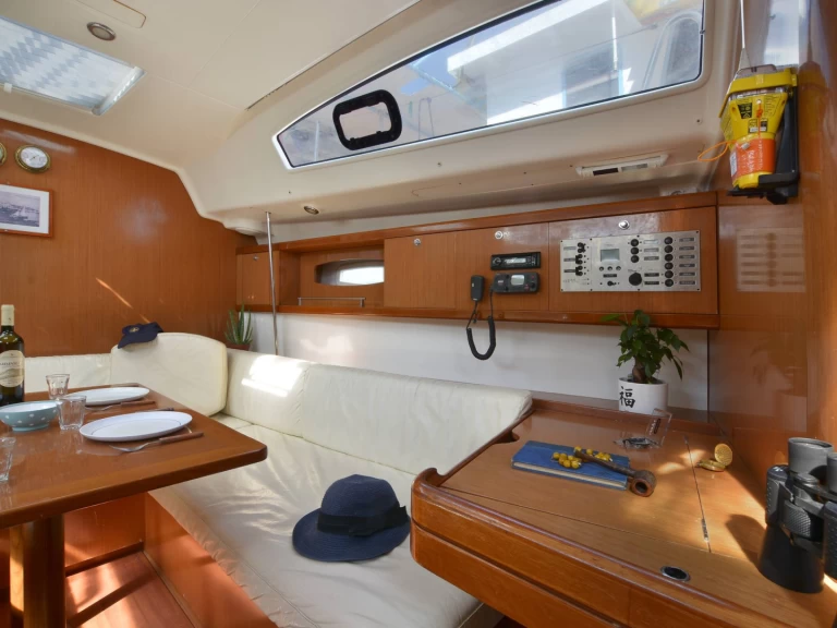 Bénéteau Beneteau Oceanis 43  Refited 2022 charter bareboat eller skeppad i Korfu