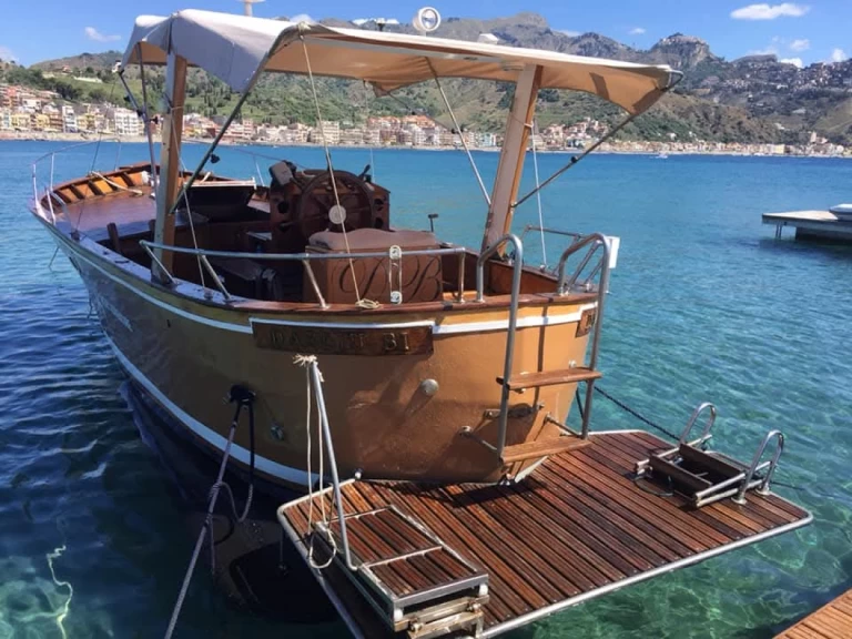 Hyra Motorbåt  med eller utan skeppare Gozzo Taormina 